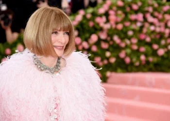 Demisionează de la conducerea Vogue SUA după 37 de ani, dar rămâne în fruntea imperiului Condé Nast