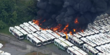 Zeci de autobuze mistuite în incendiu