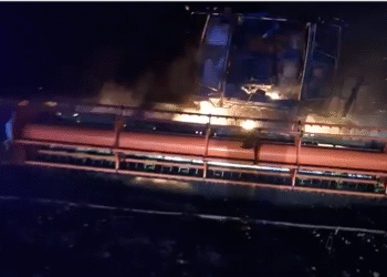 Utilaj agricol mistuit de flăcări