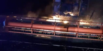 Utilaj agricol mistuit de flăcări