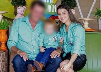 Mamă împușcată mortal de fiul ei de doar doi ani, care s-a jucat cu arma tatălui