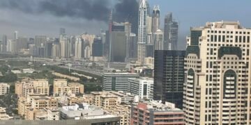Incendiu de proporții în Dubai Marina: zgârie-nor de 67 de etaje cuprins de flăcări