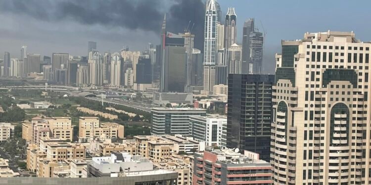 Incendiu de proporții în Dubai Marina: zgârie-nor de 67 de etaje cuprins de flăcări