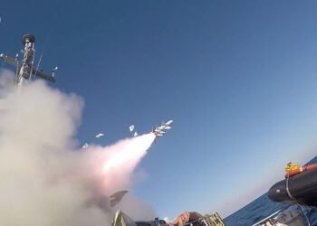 Israelul lovește porturi Houthi din Yemen și amenință cu blocadă totală