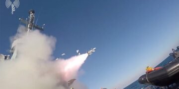 Israelul lovește porturi Houthi din Yemen și amenință cu blocadă totală