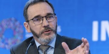 FMI avertizează: Franța riscă supravegherea financiară dacă nu reduce datoria