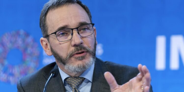 FMI avertizează: Franța riscă supravegherea financiară dacă nu reduce datoria