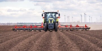 Control mecanic al buruienilor pe 12 metri, cu noua grapă de precizie de la Pöttinger