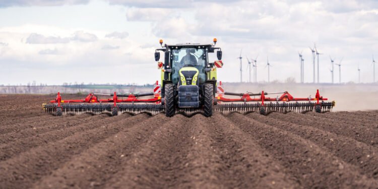 Control mecanic al buruienilor pe 12 metri, cu noua grapă de precizie de la Pöttinger