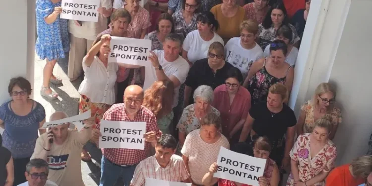 Guvernul Bolojan taie drastic sporurile: Angajații din sectorul public pierd până la 800 de lei lunar