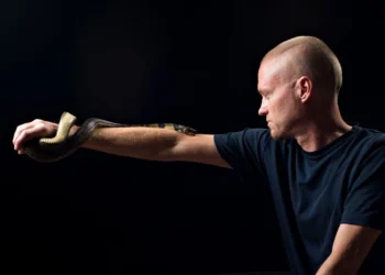 Omul mușcat de sute de șerpi veninoși ca să ajute medicina