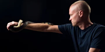 Omul mușcat de sute de șerpi veninoși ca să ajute medicina