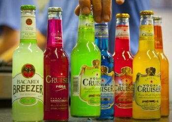 Alcopopul – Băutura dulce care ascunde riscuri serioase pentru tineri