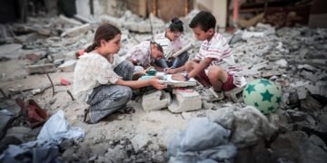 Copiii, prinși între fronturi: ONU avertizează asupra unui nivel fără precedent al abuzurilor în zonele de conflict