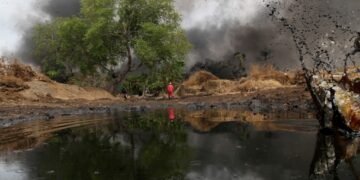 Shell, din nou în boxa acuzaților: mii de nigerieni cer justiție în instanțele britanice pentru poluarea din Delta Nigerului