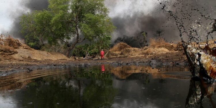 Shell, din nou în boxa acuzaților: mii de nigerieni cer justiție în instanțele britanice pentru poluarea din Delta Nigerului