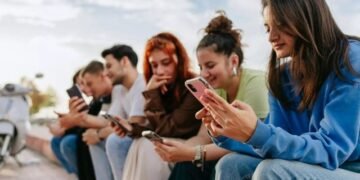 Adolescenți influenceri pe WhatsApp: o lume paralelă, invizibilă părinților