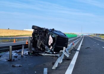 Un tânăr de 21 de ani s-a răsturnat cu mașina după ce a lovit parapetul