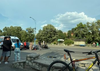 Motociclist lovit din spate în timp ce acorda prioritate unui pieton