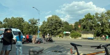 Motociclist lovit din spate în timp ce acorda prioritate unui pieton