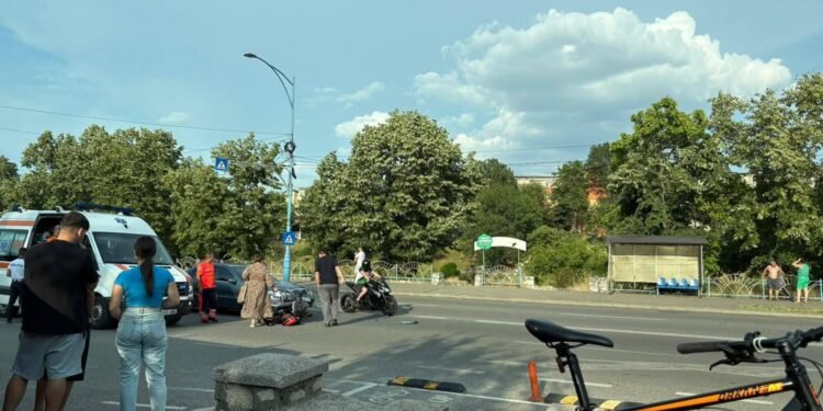 Motociclist lovit din spate în timp ce acorda prioritate unui pieton