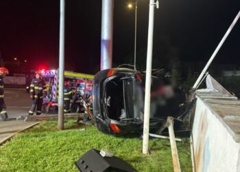Șoferul a murit după ce a lovit trei stâlpi și un zid de beton