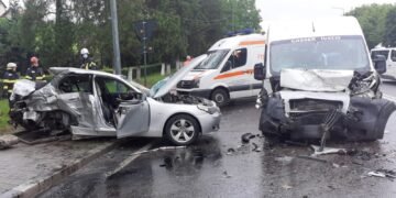 Patru oameni la spital, două mașini făcute praf