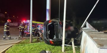 Șoferul a murit după ce a lovit trei stâlpi și un zid de beton