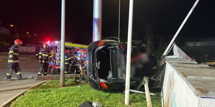 Șoferul a murit după ce a lovit trei stâlpi și un zid de beton