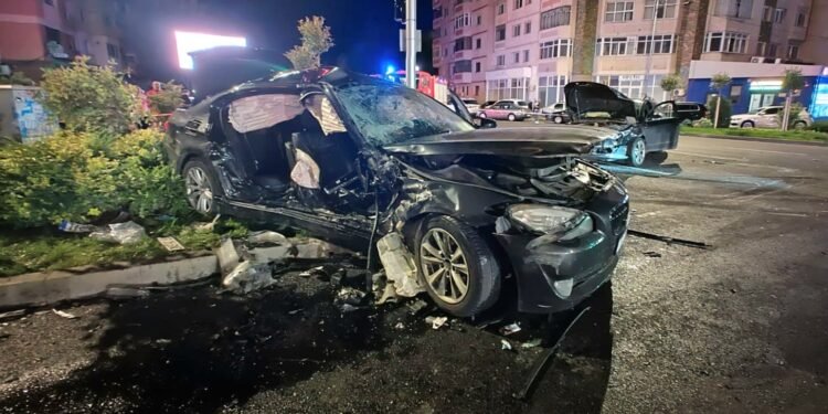 Patru tineri răniți, doi dintre ei extrăgându-se dintr-o mașină distrusă