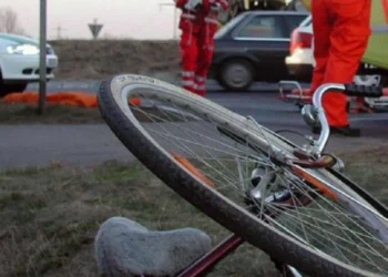 Un băiat de 13 ani, în comă după ce a căzut cu bicicleta. Părinți, învățați-vă copiii să poarte cască!