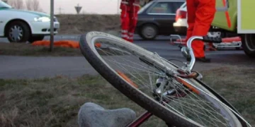 Un băiat de 13 ani, în comă după ce a căzut cu bicicleta. Părinți, învățați-vă copiii să poarte cască!