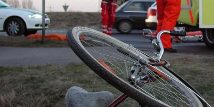 Un băiat de 13 ani, în comă după ce a căzut cu bicicleta. Părinți, învățați-vă copiii să poarte cască!