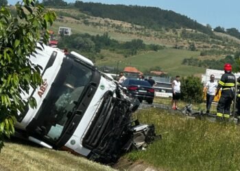 O șoferiță de 34 de ani a intrat frontal într-un TIR de pe contrasens