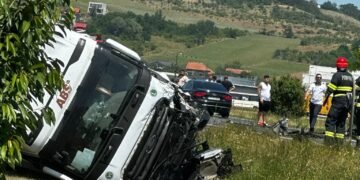 O șoferiță de 34 de ani a intrat frontal într-un TIR de pe contrasens