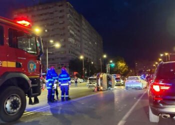 O autospecială de poliție s-a răsturnat, trei persoane rănite