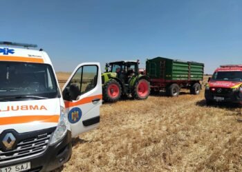 A sfârșit prins sub roata unui tractor