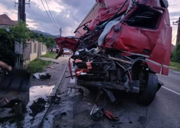 Accident grav pe Valea Oltului: Un șofer căuta telefonul sub scaun și a provocat haos în trafic
