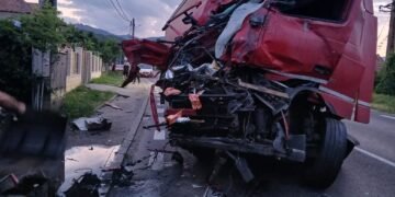 Accident grav pe Valea Oltului: Un șofer căuta telefonul sub scaun și a provocat haos în trafic