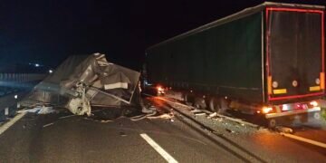 Autoutilitară făcută afiș pe asfalt