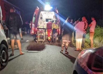 Doi tineri și-au pierdut viața după ce mașina lor a intrat într-un TIR staționat