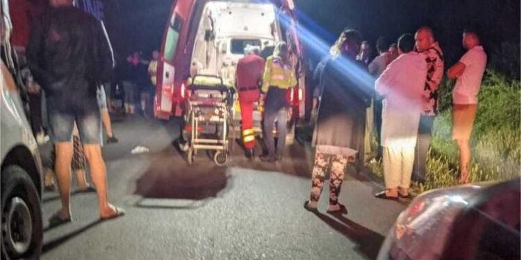 Doi tineri și-au pierdut viața după ce mașina lor a intrat într-un TIR staționat