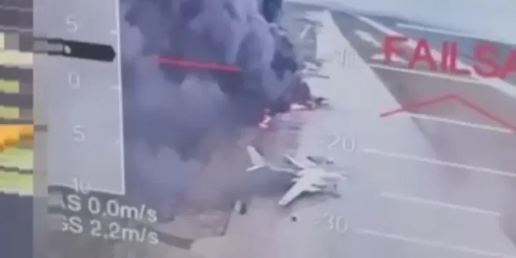 Atac aerian fără precedent: Ucraina lovește în adâncul Rusiei, distrugând peste 40 de avioane militare