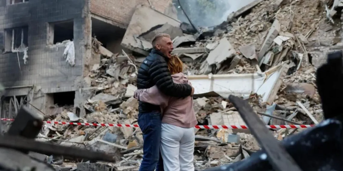 Atac devastator asupra Kievului: zeci de lovituri aeriene, clădiri prăbușite și victime civile, inclusiv un american