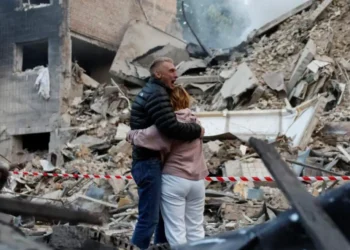 Atac devastator asupra Kievului: zeci de lovituri aeriene, clădiri prăbușite și victime civile, inclusiv un american