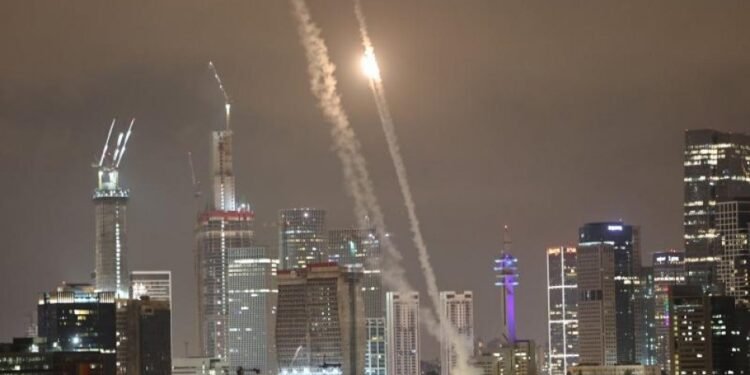 Conflictul dintre Iran și Israel escaladează periculos: rachete hipersonice, bombardamente aeriene și atacuri cibernetice