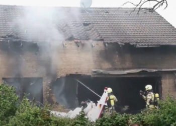 Avion căzut peste o casă