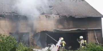 Avion căzut peste o casă