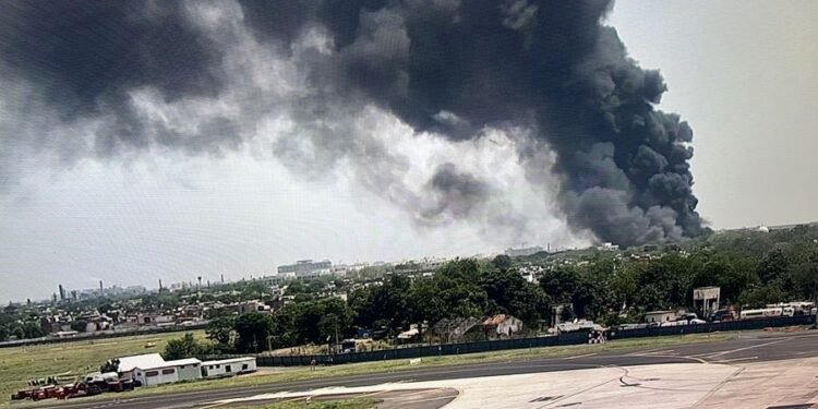 Tragedie aviatică: Un Boeing 787 Air India s-a prăbușit într-o zonă rezidențială, la scurt timp după decolare