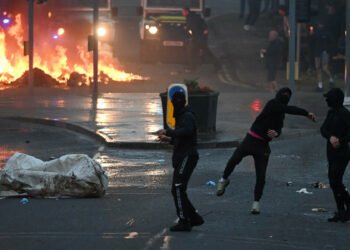 Panică în Ballymena: Românii fug din orașul nord-irlandez devastat de revolte anti-imigranți, după un presupus atac sexual